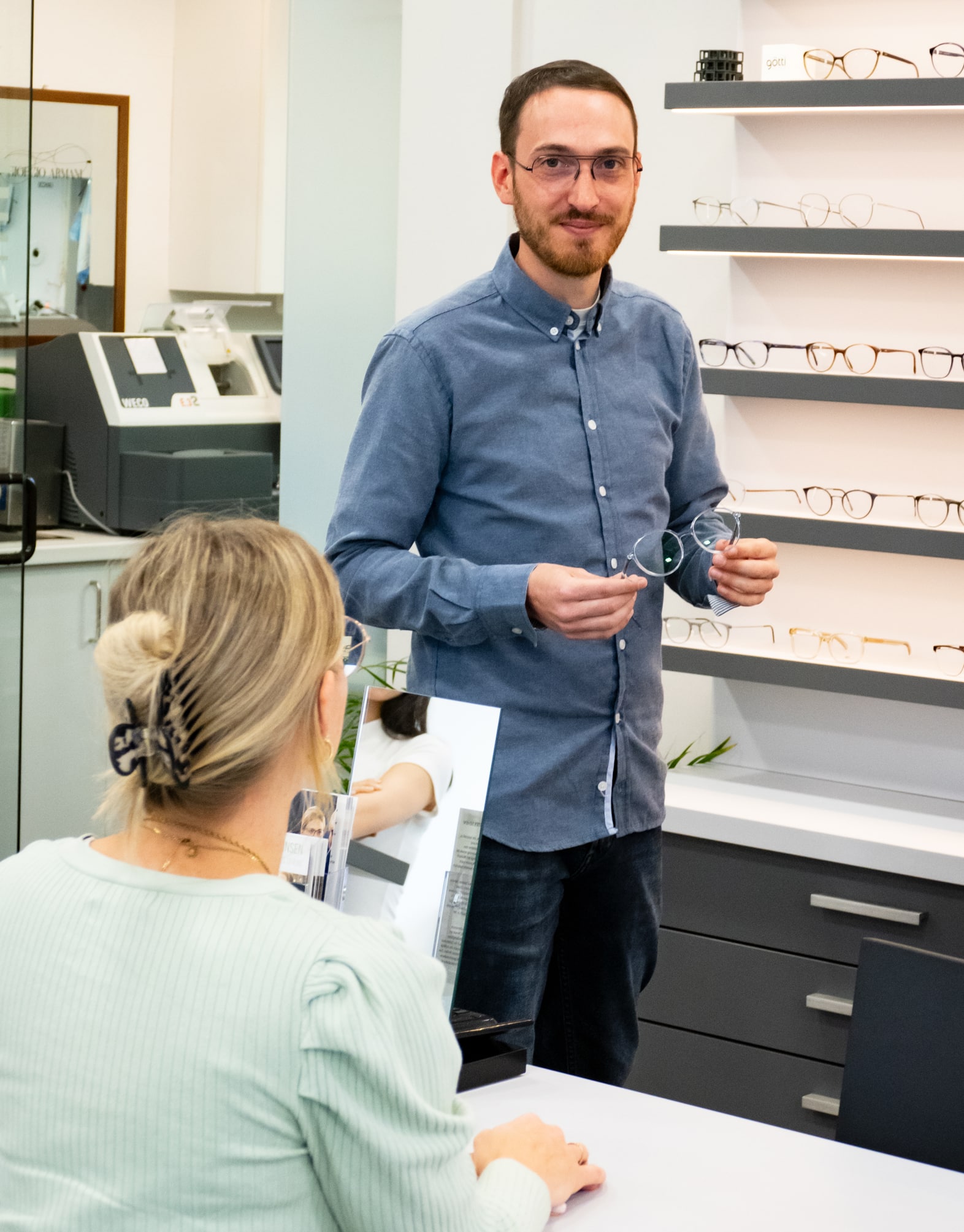 Augenoptikermeist aus Dortmund berät Kundin beim Brillenkauf